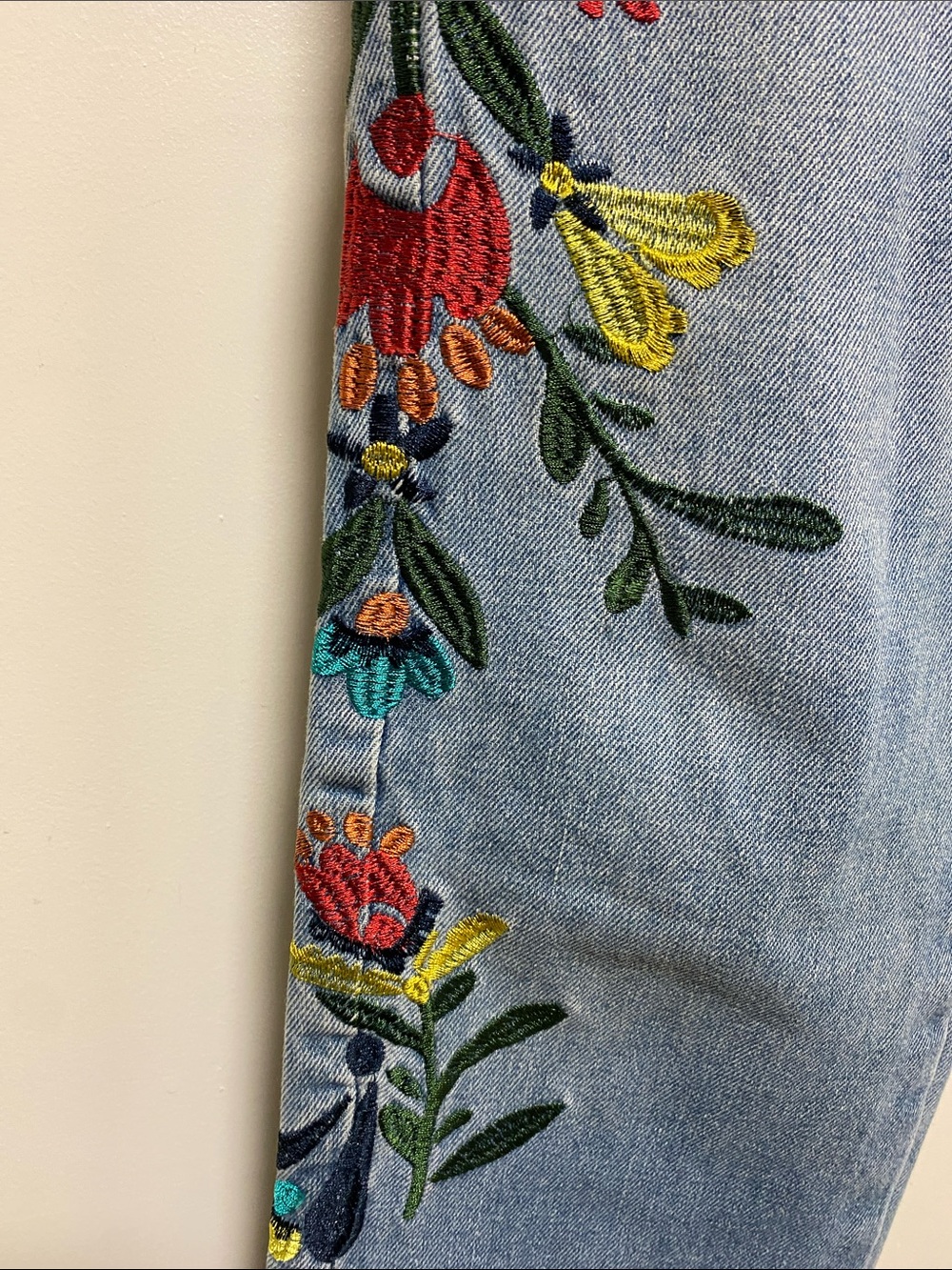 Zara Light Blue Straight-Leg Jeans with Floral Side Embroidery - Picture 8 of 14